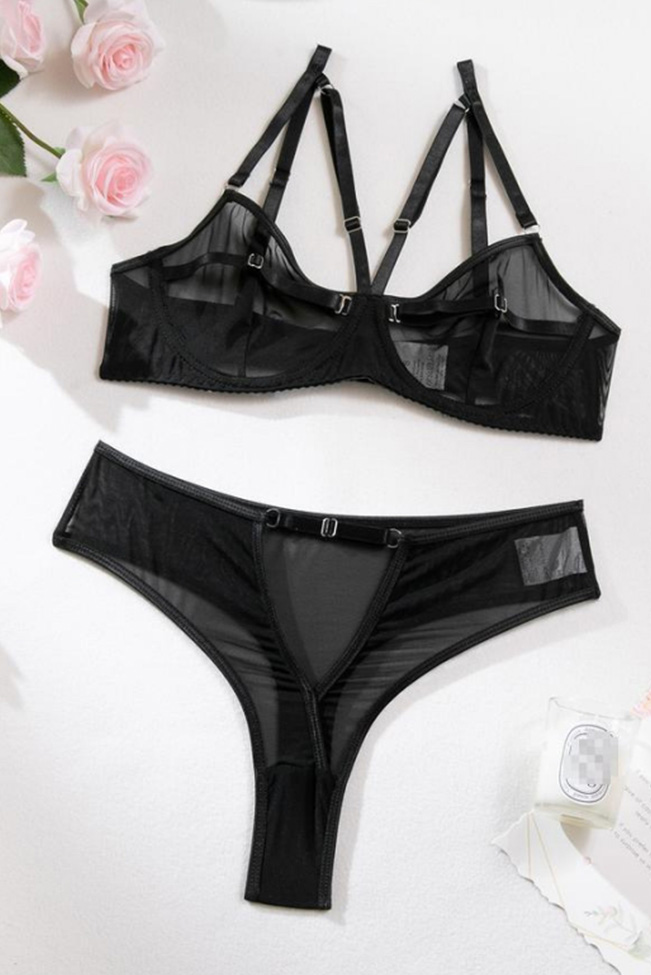 μαύρο σετ εσωρούχων με διαφάνεια και straps, πλήρες σετ σε λευκό φόντο