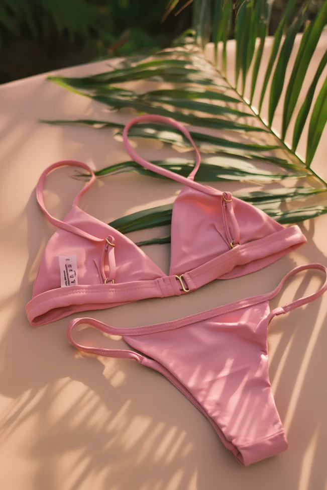 σομόν μπικίνι σετ minimal σχεδιασμού σε tropical φόντο