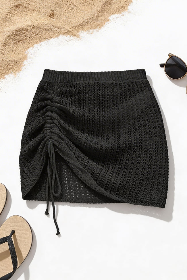 μαύρη πλεκτή beachwear φούστα flat lay με καλοκαιρινά αξεσουάρ