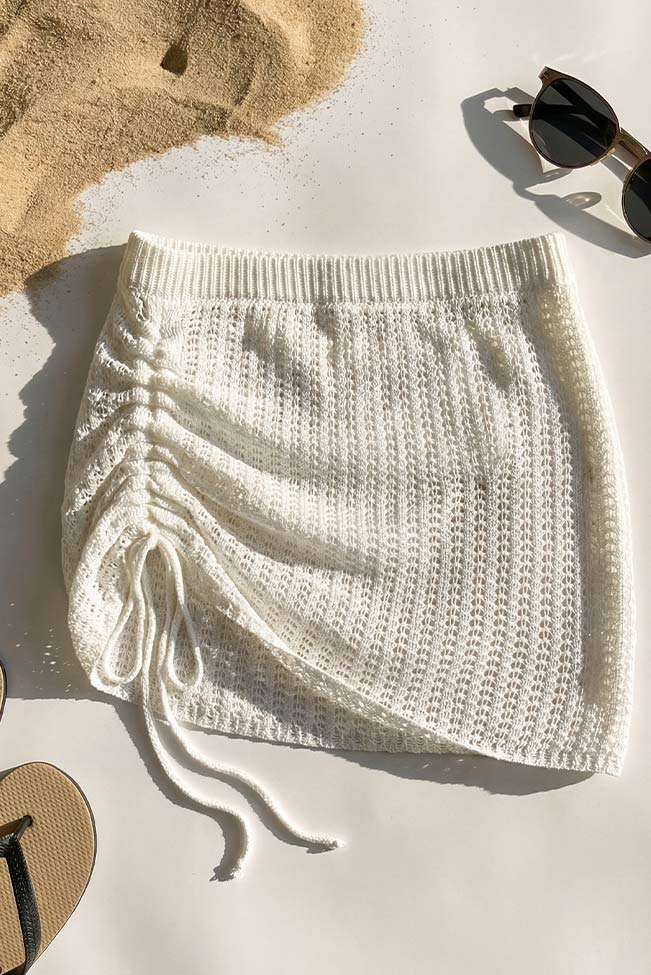 πλεκτή beachwear φούστα λευκή flat lay με αξεσουάρ