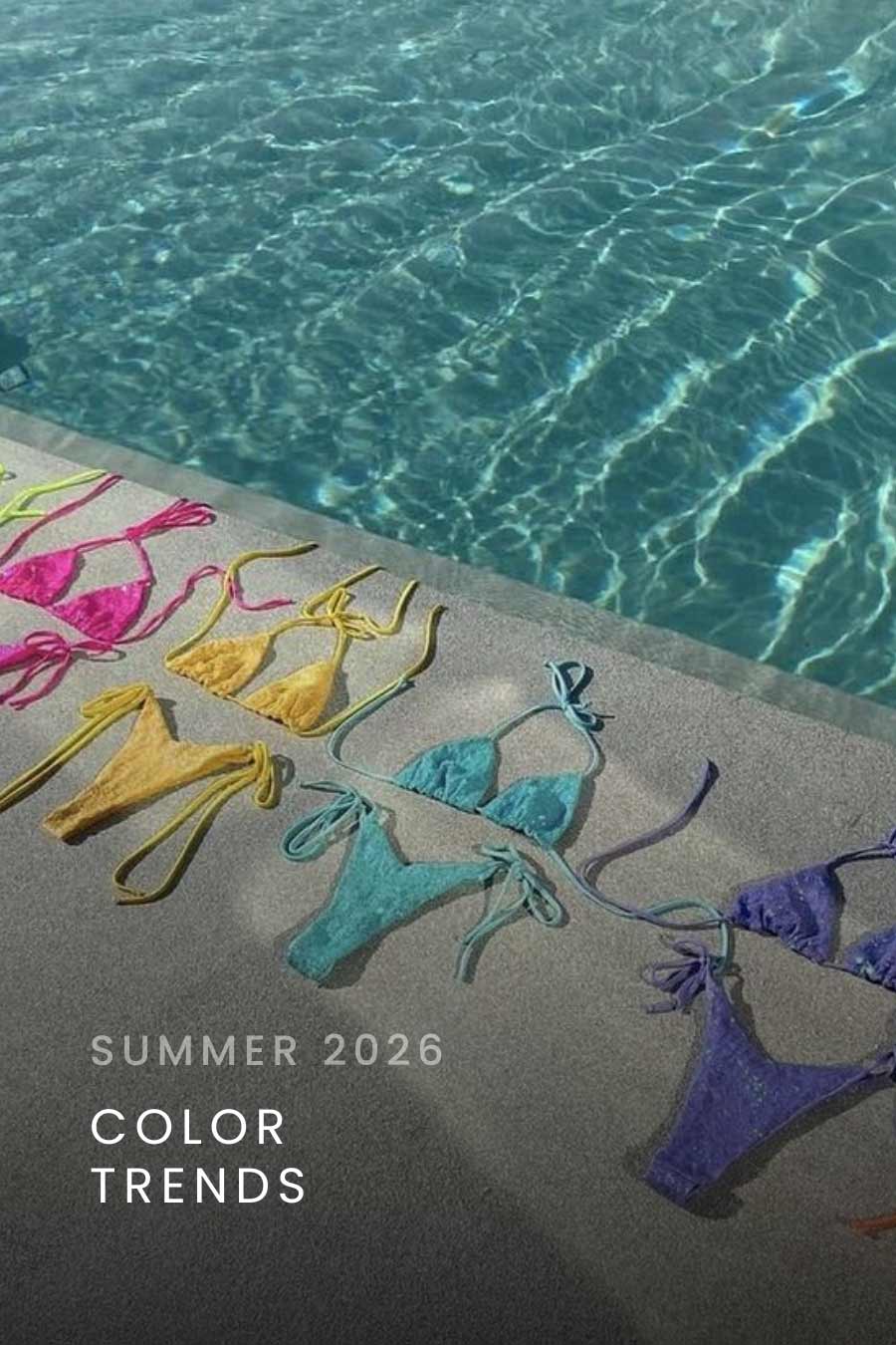 χρώματα μαγιό καλοκαίρι 2026 colorful bikinis δίπλα σε πισίνα