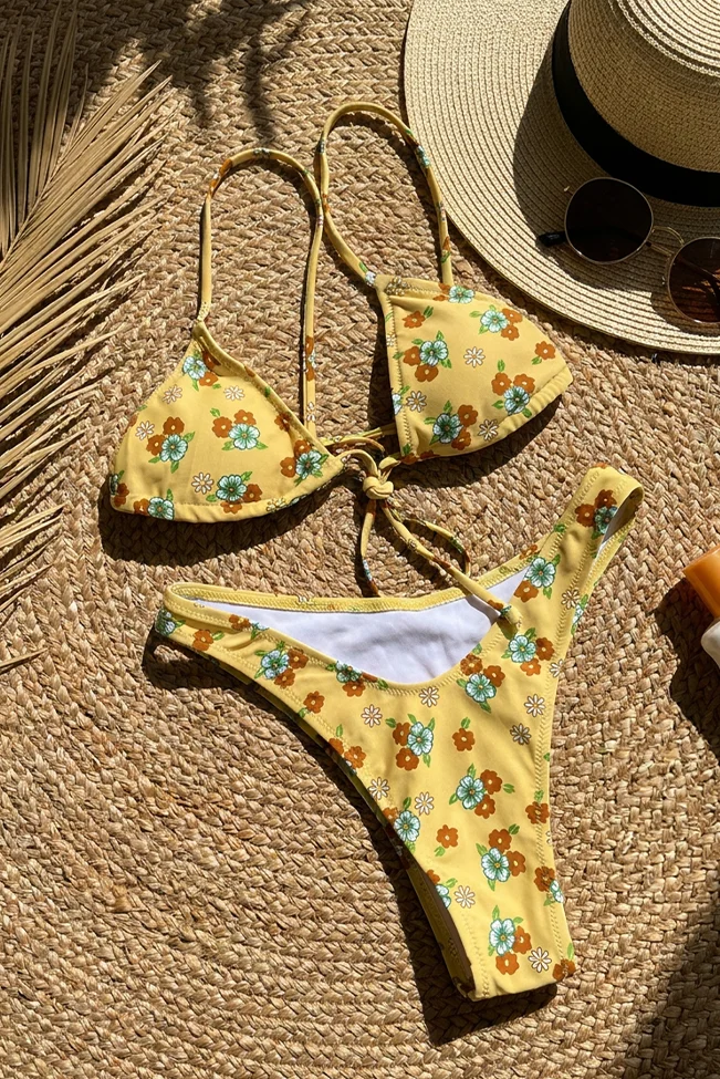 floral μαγιό bikini κίτρινο flat lay