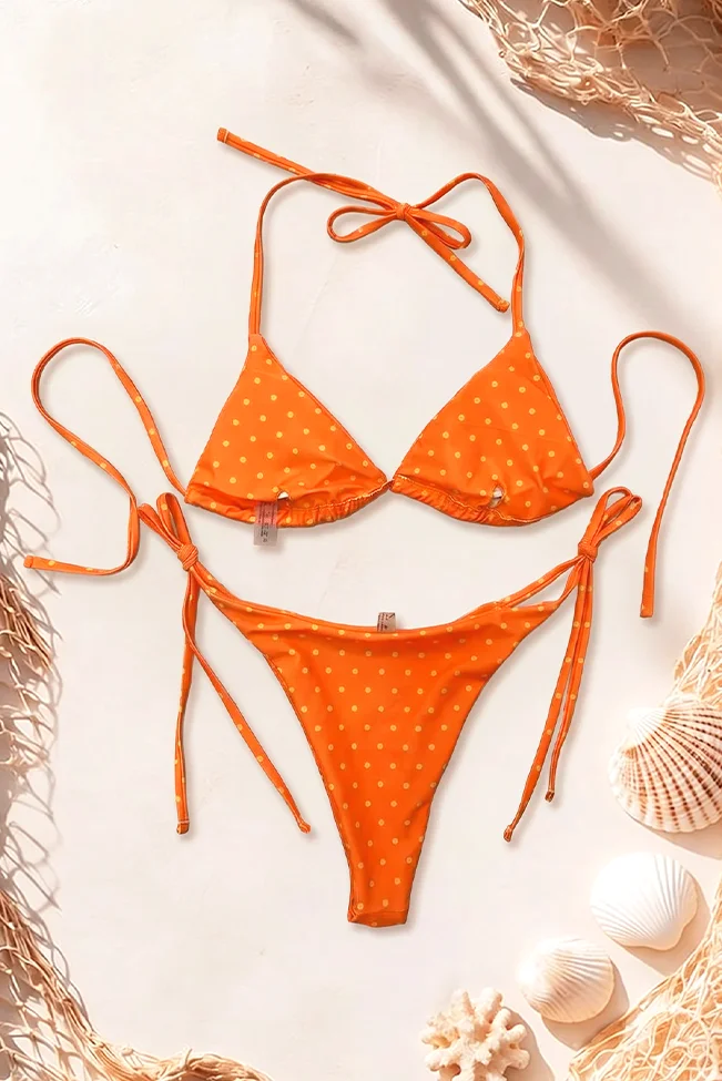 πορτοκαλί polka dot μπικίνι set flat lay δέσιμο