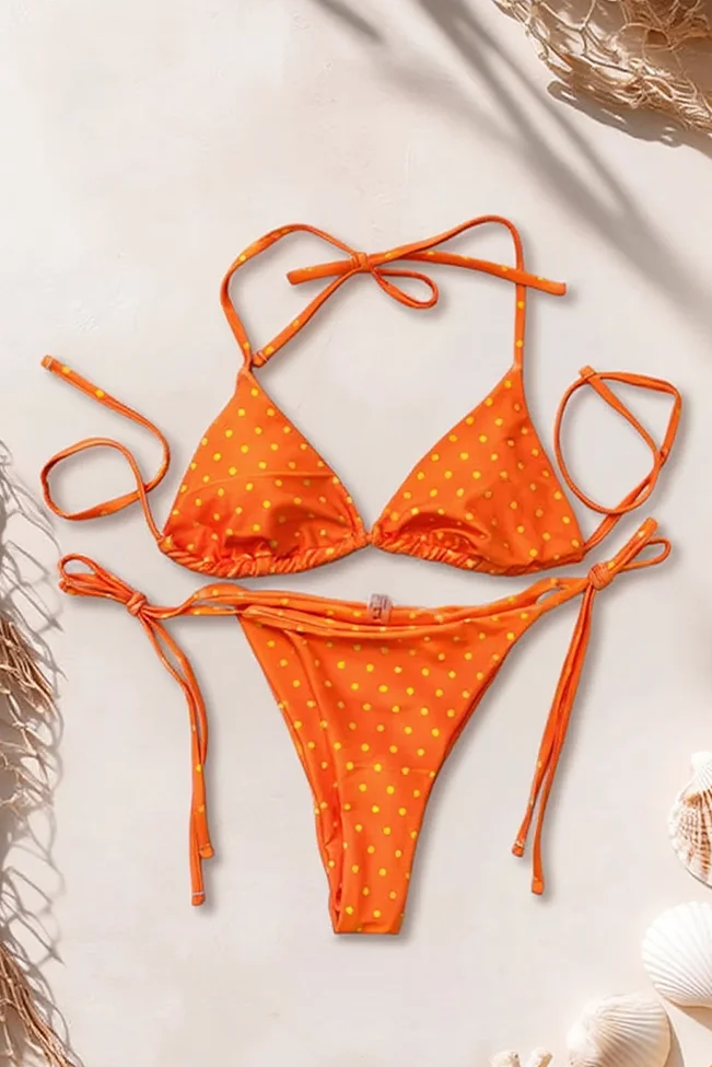 μαγιό μπικίνι πορτοκαλί polka dot flat lay κοχύλια