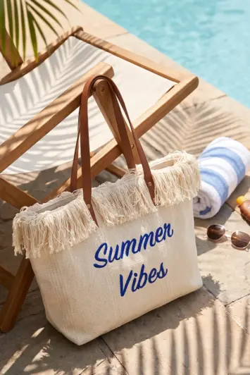 Τσάντα παραλίας με κρόσσια Summer Vibes δίπλα σε πισίνα