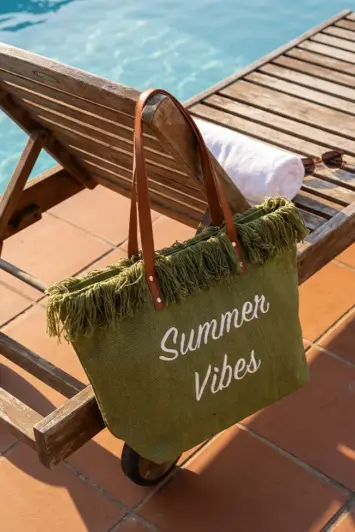 Χακί τσάντα παραλίας με κρόσσια Summer Vibes δίπλα σε πισίνα