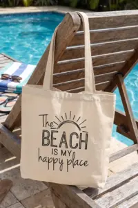 Τσάντα παραλίας happy place κρεμασμένη σε ξύλινη ξαπλώστρα πισίνας