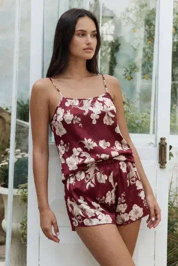 σετ πιτζάμας σατέν μπορντό floral κοντινό