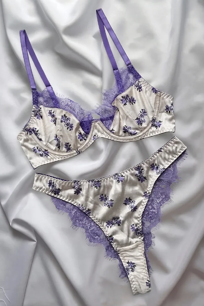 σετ εσωρούχων σατέν floral κρεμ flat lay